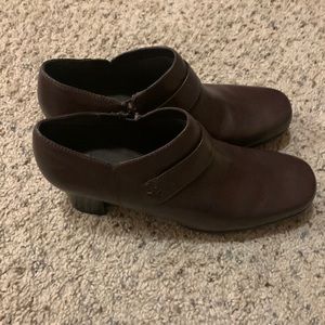 8W Clarks Leather Booties